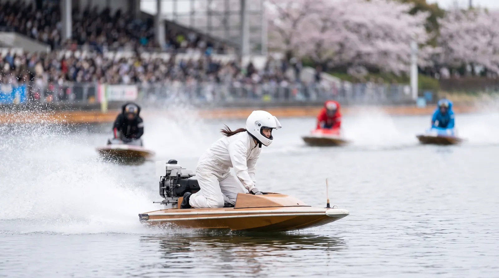 白い勝負服（1号艇）で先頭を走る女子レーサーのイメージ（2022年に遠藤エミが史上初の女子SG覇者となった）