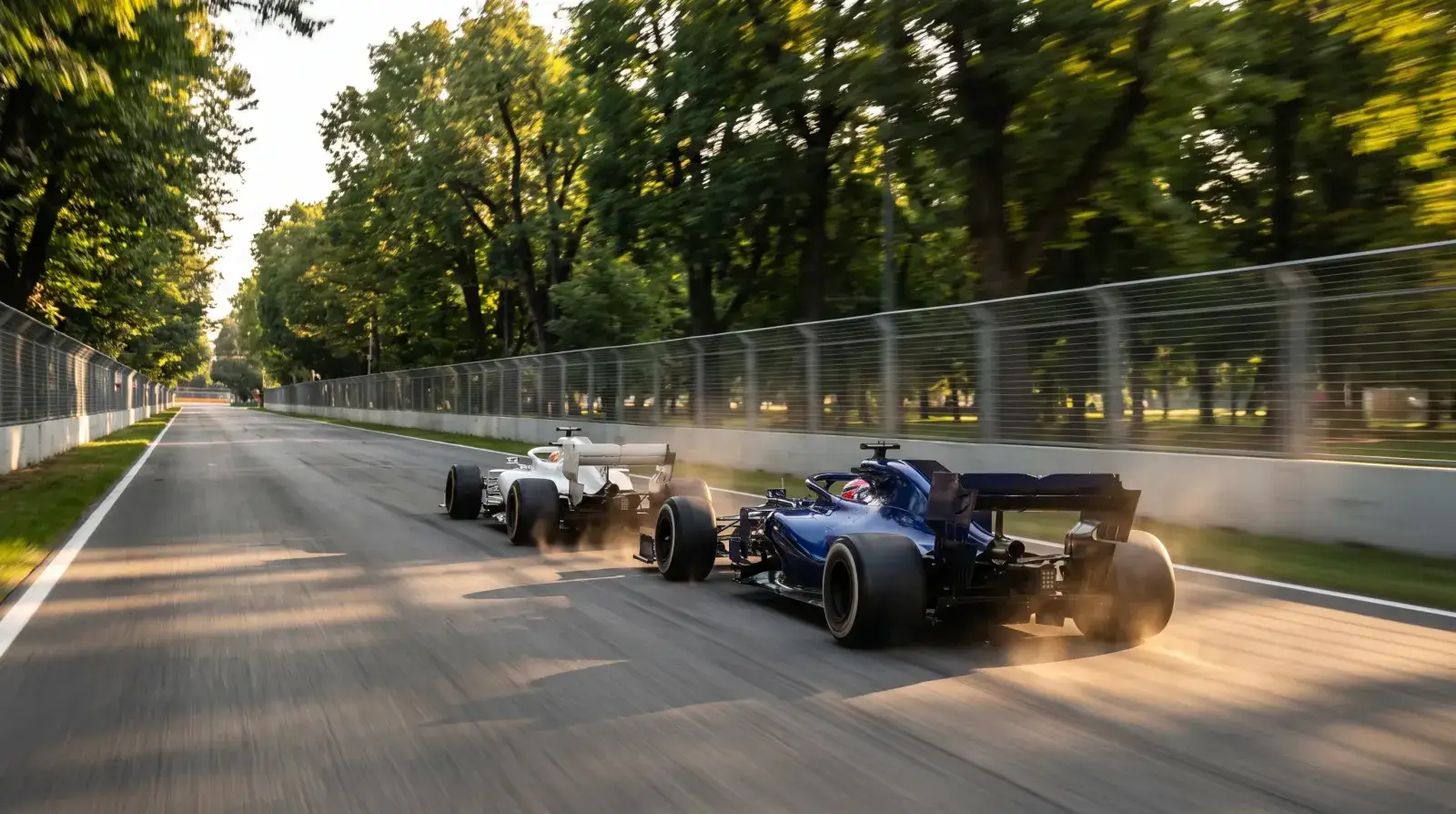 モンツァの長いストレートでスリップストリームを使って前車に並びかけるF1マシンのイメージ