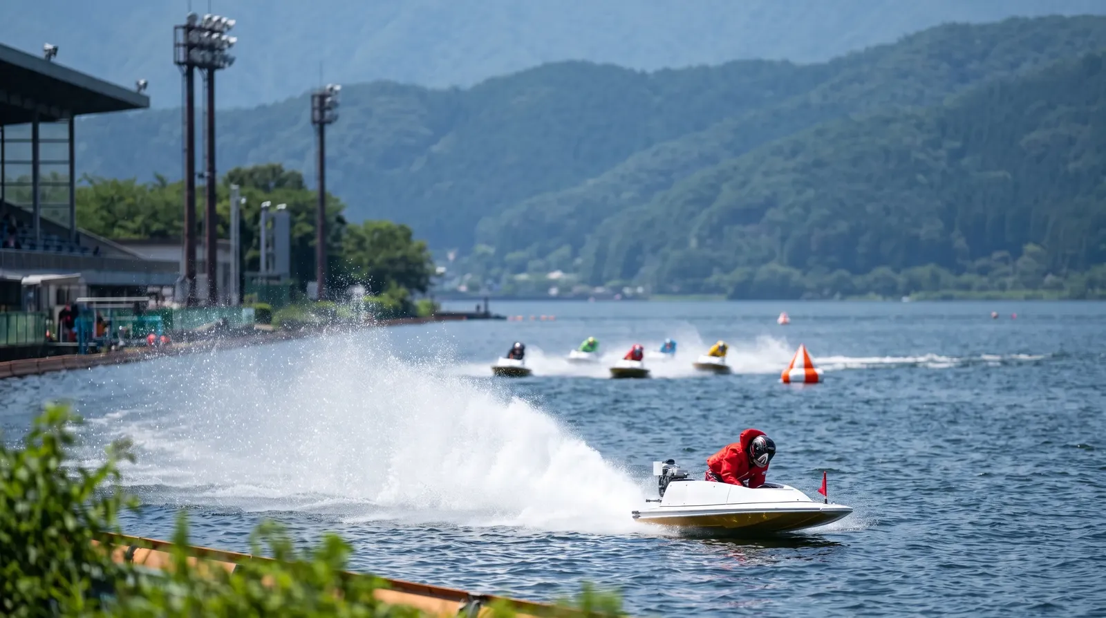 真夏の湖上コースで後続を突き放して先頭を走る1艇のイメージ(2026年は1号艇が逃げ切って優勝)